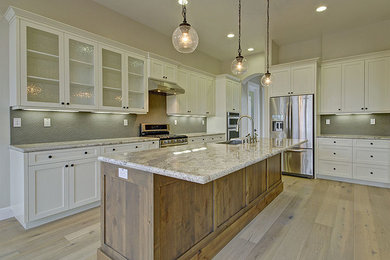 Kitchen - transitional kitchen idea in Sacramento