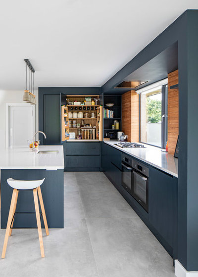 Modern Kitchen by Roundwood Design