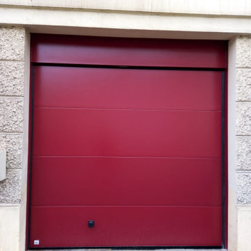 Porte de garage sectionnelle motorisée rouge RAL3004 avec faux linteau