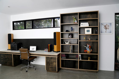 Photo of a contemporary home office in Brisbane.