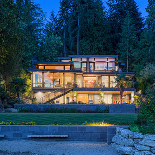 Drei- oder mehrstöckiges Mid-Century Einfamilienhaus mit Glasfassade in Seattle