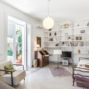 Mediterrane Bibliothek ohne Kamin mit weißer Wandfarbe, freistehendem TV und buntem Boden in Sonstige