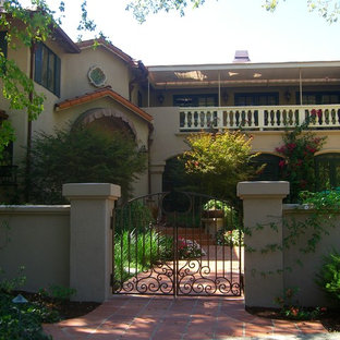 Удачное сочетание для дизайна помещения: входная дверь среднего размера в средиземноморском стиле с полом из терракотовой плитки - самое интересное для вас