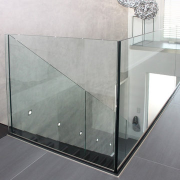 Kragstufentreppe mit Glasgeländer