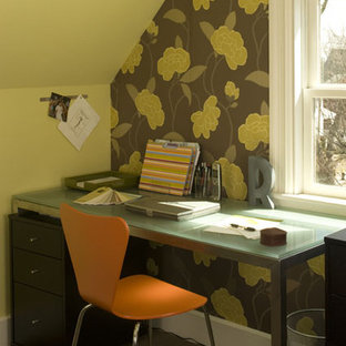 ボストンのモダンスタイルのおしゃれなホームオフィス・仕事部屋 (緑の壁、カーペット敷き、暖炉なし、自立型机) の写真