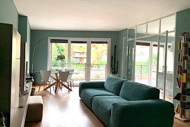 Esempio di un soggiorno design di medie dimensioni e chiuso con pareti blu, parquet chiaro, TV a parete e pavimento beige
