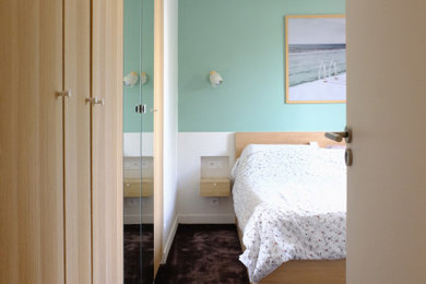 Inspiration pour une chambre blanche et bois de taille moyenne avec un mur vert, un sol gris et dressing.