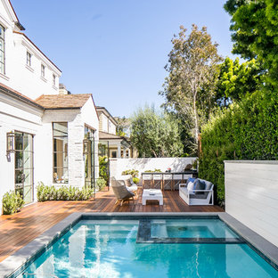 Exempel på en klassisk rektangulär pool, med spabad och trädäck