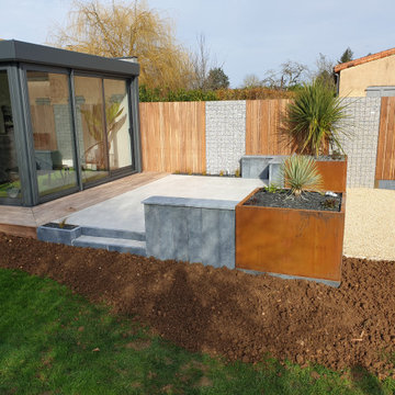 Aménagement d'une petite terrasse avec des bacs en acier Corten