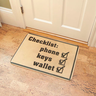 Стильный дизайн: угловая кухня среднего размера в стиле кантри с кладовкой, монолитной раковиной, фасадами в стиле шейкер, фасадами цвета дерева среднего тона, столешницей из гранита, белым фартуком, фартуком из цементной плитки, черной техникой, пробковым полом и островом - последний тренд