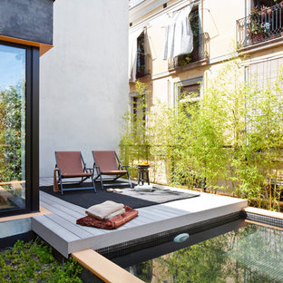 Bild på en mellanstor funkis takterass, anpassad baddamm, med kakelplattor