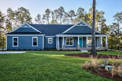 Cottage home design photo in Atlanta