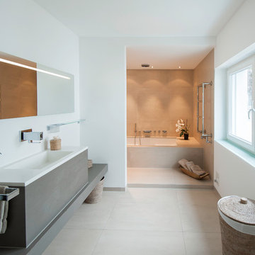 Bad mit Wellness Badewanne - Waschtisch mit Spiegelschrank