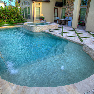 Lovely pool with Putting Green