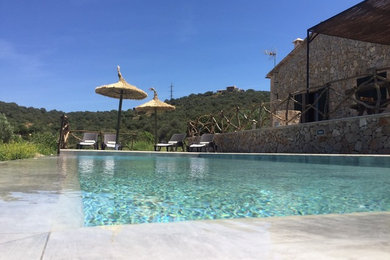 Ejemplo de casa de la piscina y piscina elevada rural de tamaño medio a medida en patio trasero