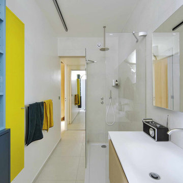 Espace de salle de bain valorisé sur sa profondeur