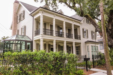 Großes, Dreistöckiges Klassisches Einfamilienhaus mit Faserzement-Fassade, Satteldach und Misch-Dachdeckung in New Orleans