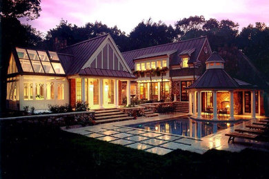 Ispirazione per la facciata di una casa grande marrone american style a due piani con rivestimento in pietra e tetto a capanna