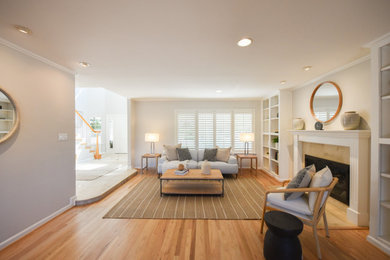 Источник вдохновения для домашнего уюта: открытая гостиная комната среднего размера в классическом стиле с серыми стенами, светлым паркетным полом, стандартным камином, фасадом камина из плитки и коричневым полом