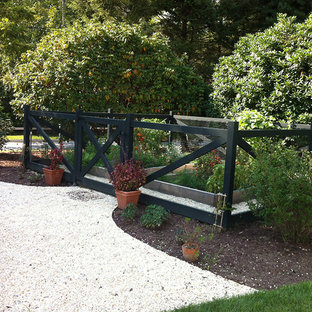 Kleiner, Unbedeckter Country Patio hinter dem Haus in Bridgeport