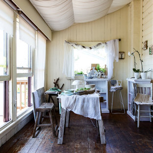 Shabby-Style Esszimmer mit gelber Wandfarbe und dunklem Holzboden in Sydney
