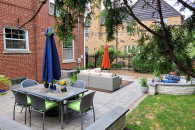 Foto de jardín clásico de tamaño medio en patio trasero con exposición parcial al sol, adoquines de piedra natural y con metal