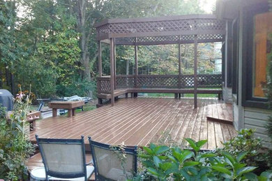 Example of a cottage deck design in Detroit