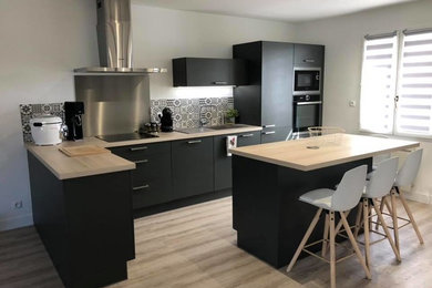 Idées déco pour une cuisine grise et noire scandinave de taille moyenne.