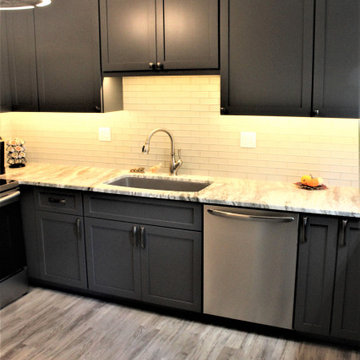 Starmark Kitchen/Main Bath in Maple Bridgeport Peppercorn/Mocha
