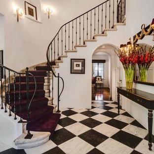 Idées déco pour un très grand hall d'entrée éclectique avec un mur blanc, un sol en marbre, une porte simple et une porte en bois foncé.