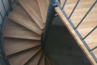 Treppe mit Holz-Setzstufen und Stahlgeländer in Köln