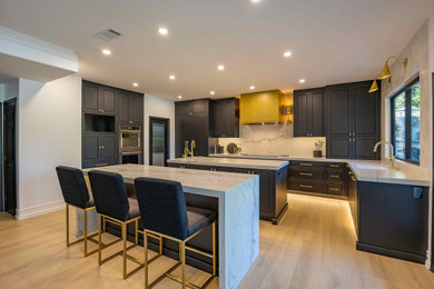 Example of a minimalist kitchen design in Los Angeles
