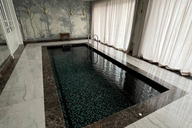 Свежая идея для дизайна: прямоугольный бассейн среднего размера в доме - отличное фото интерьера