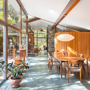 Großes, Offenes Mid-Century Esszimmer mit Schieferboden und brauner Wandfarbe in Boston