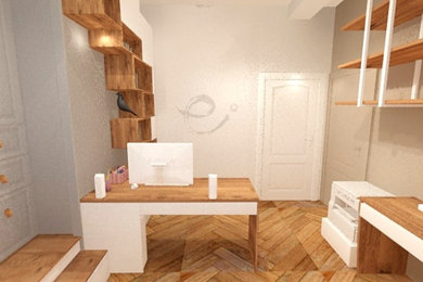 Exemple d'un bureau chic avec un mur beige, un sol en bois brun et un bureau indépendant.