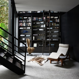 Idéer för ett modernt arbetsrum, med ett bibliotek, svarta väggar, betonggolv och grått golv