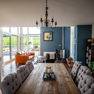 コークのコンテンポラリースタイルのLDKの画像 (マルチカラーの壁、濃色無垢フローリング、薪ストーブ)