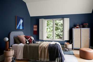 Inredning av ett sovrum, med blå väggar