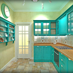 Foto di una cucina lineare mediterranea chiusa e di medie dimensioni con lavello sottopiano, ante con bugna sagomata, ante turchesi, top in legno, paraspruzzi multicolore, paraspruzzi con piastrelle in ceramica, elettrodomestici neri, pavimento in gres porcellanato, nessuna isola, pavimento multicolore e top arancione