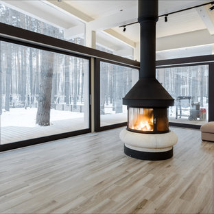 エカテリンブルクの大きいコンテンポラリースタイルのおしゃれな裏庭のデッキ (屋外暖炉、張り出し屋根) の写真