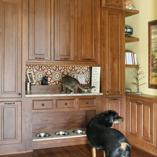 Bild på en vintage hall, med beige väggar och mörkt trägolv