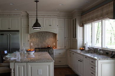Kitchen - traditional kitchen idea in Atlanta