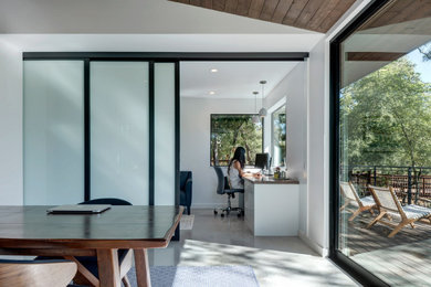 Example of a minimalist home office design in Los Angeles