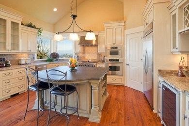 Elegant kitchen photo in Austin