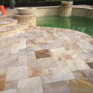 タンパの中サイズの地中海スタイルのおしゃれな裏庭のテラス (アウトドアキッチン、スタンプコンクリート舗装、パーゴラ) の写真