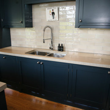 Approved Used Kitchen, Large In Frame Shaker with Bar