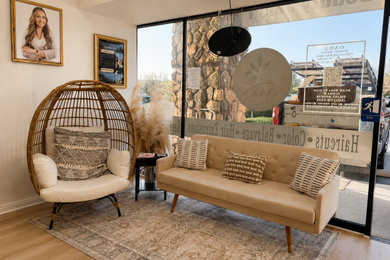 Example of a trendy entryway design in Los Angeles