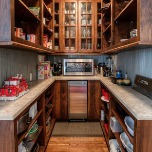 Стильный дизайн: п-образная кухня в классическом стиле с кладовкой, открытыми фасадами, темными деревянными фасадами, техникой из нержавеющей стали и паркетным полом среднего тона без острова - последний тренд