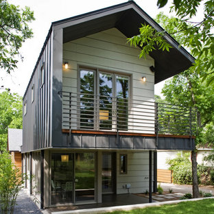 Modernes Haus mit Metallfassade und Satteldach in Austin