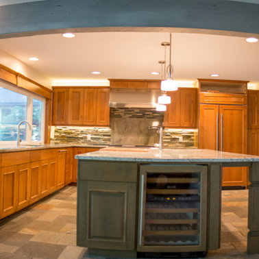 Example of a large trendy l-shaped slate floor eat-in kitchen design in Other with an undermount sink, raised-panel cabinets, medium tone wood cabinets, granite countertops, multicolored backsplash, stainless steel appliances and an island
